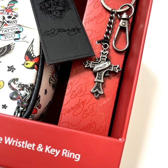 NWT Ed Hardy White Tattoo Print Shoulder Bag / Wristlet + Cross Key Ring Skull - Picture 4 of 5